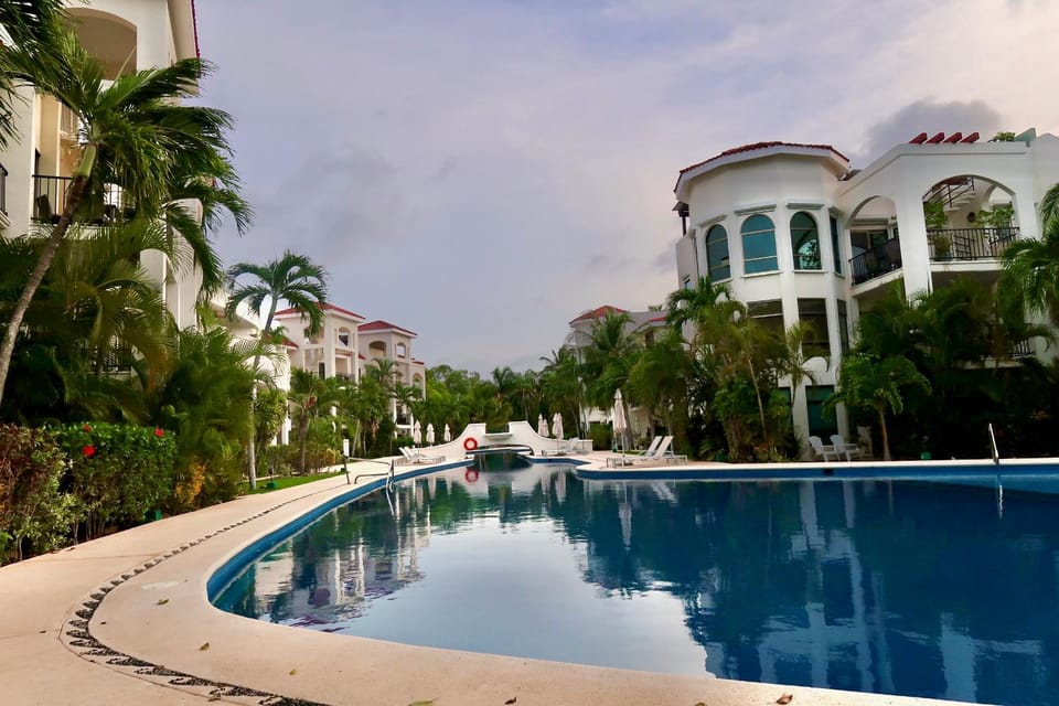 Swimming pool, sunbed