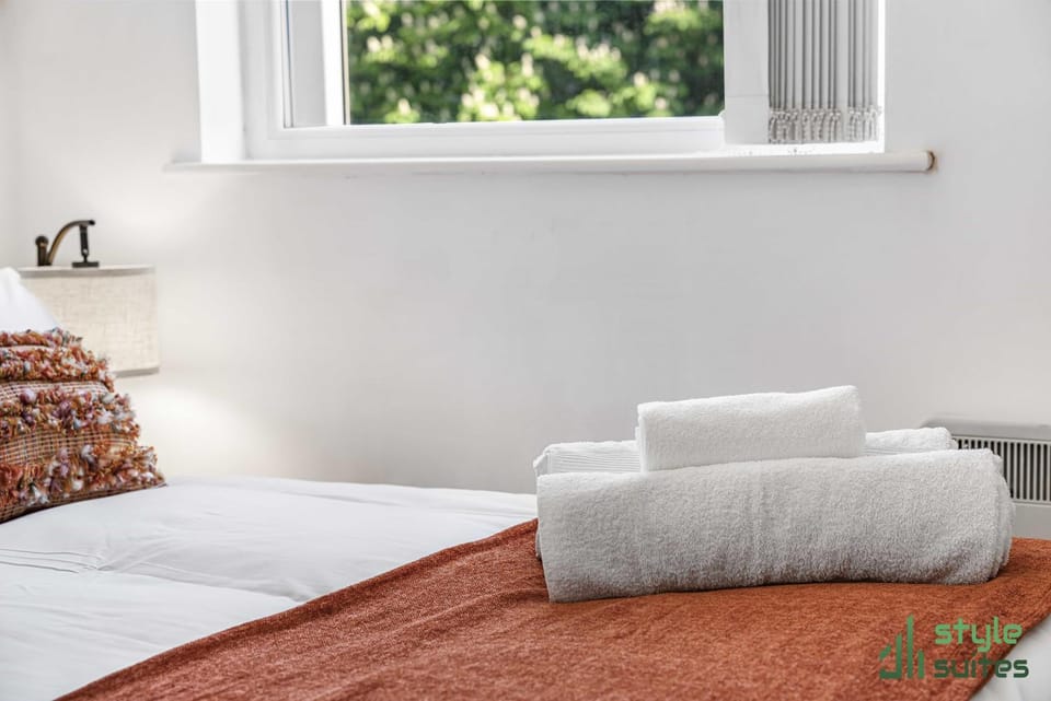 Bed, Bedroom, towels