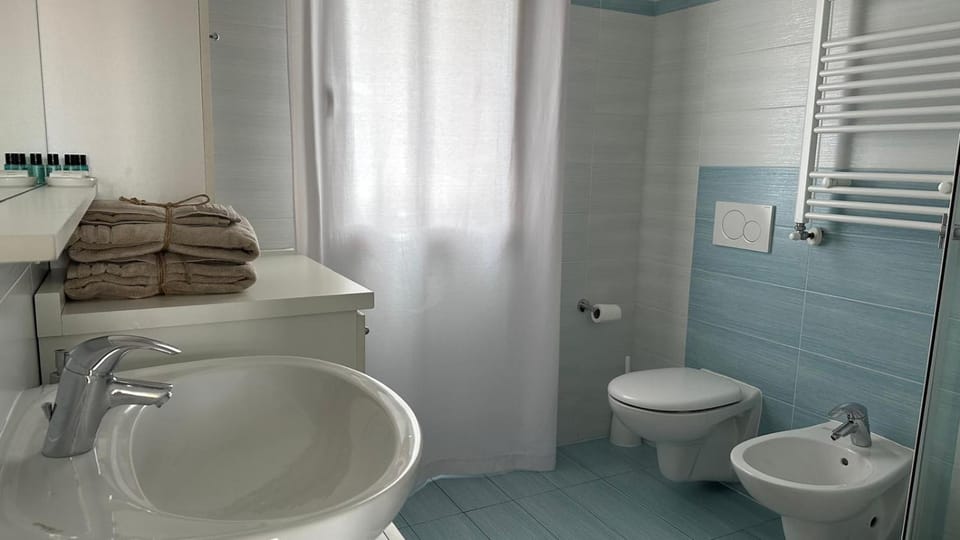 Shower, Toilet, Bathroom, bidet, towels