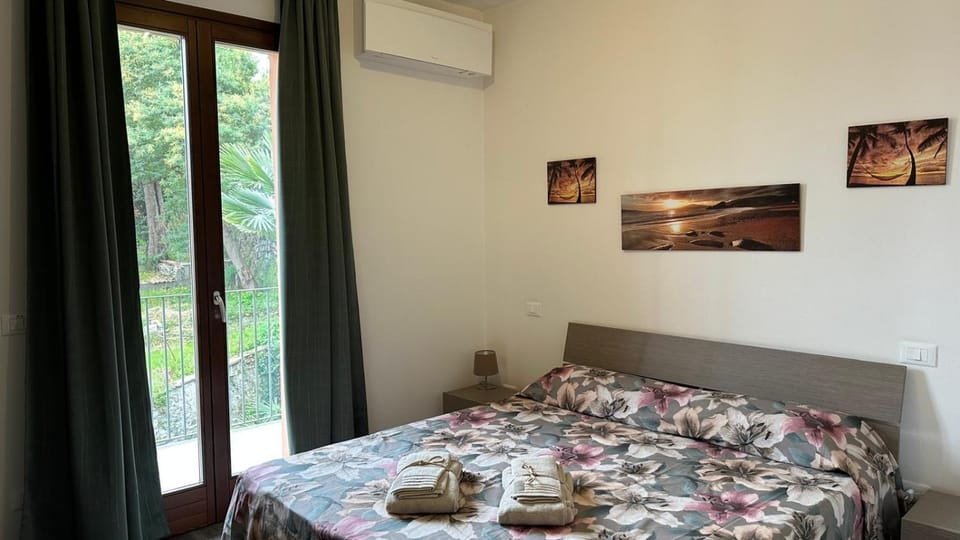 Bed, Photo of the whole room, Bedroom, air conditioner