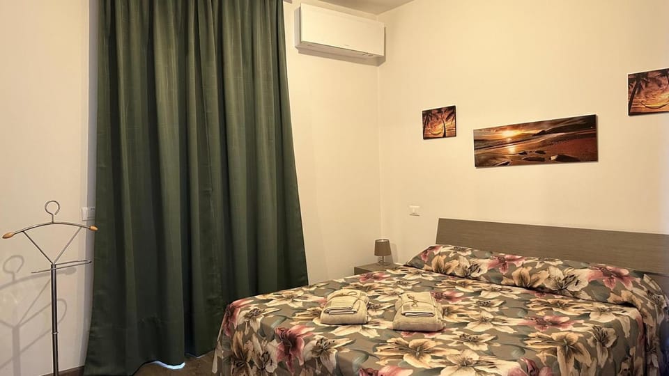 Bed, Photo of the whole room, Bedroom, air conditioner