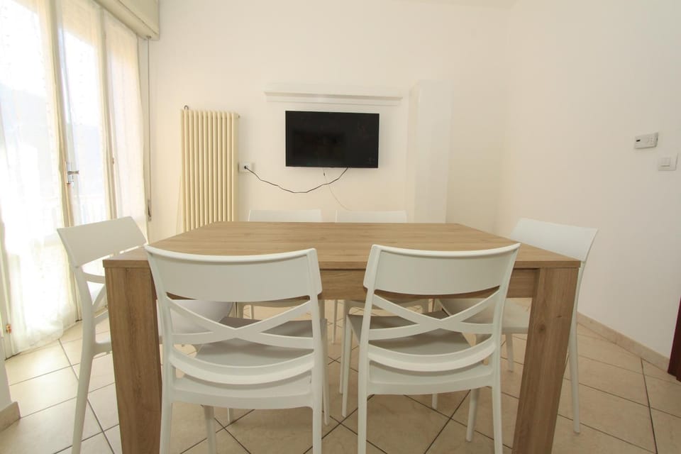 TV and multimedia, Seating area, Dining area