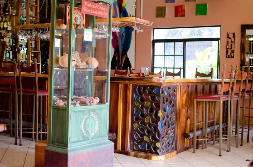 Restaurant/places to eat, Lounge or bar
