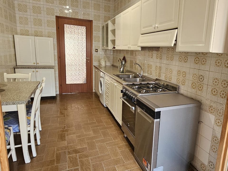 Kitchen or kitchenette, dishwasher, oven