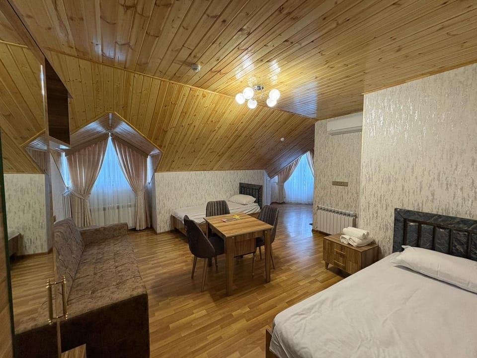 Bed, TV and multimedia, Living room, Photo of the whole room, Seating area, Bedroom