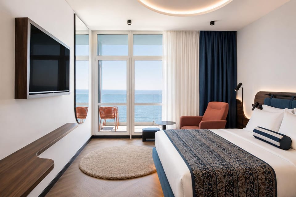 Communal lounge/ TV room, Bed, Natural landscape, TV and multimedia, Living room, Photo of the whole room, Seating area, Evening entertainment, Bedroom, Sea view, hair dresser