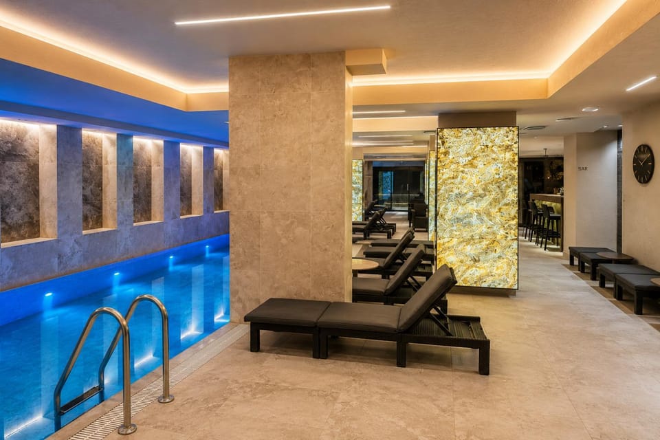 Living room, Spa and wellness centre/facilities, Seating area, Pool view, Swimming pool, sunbed