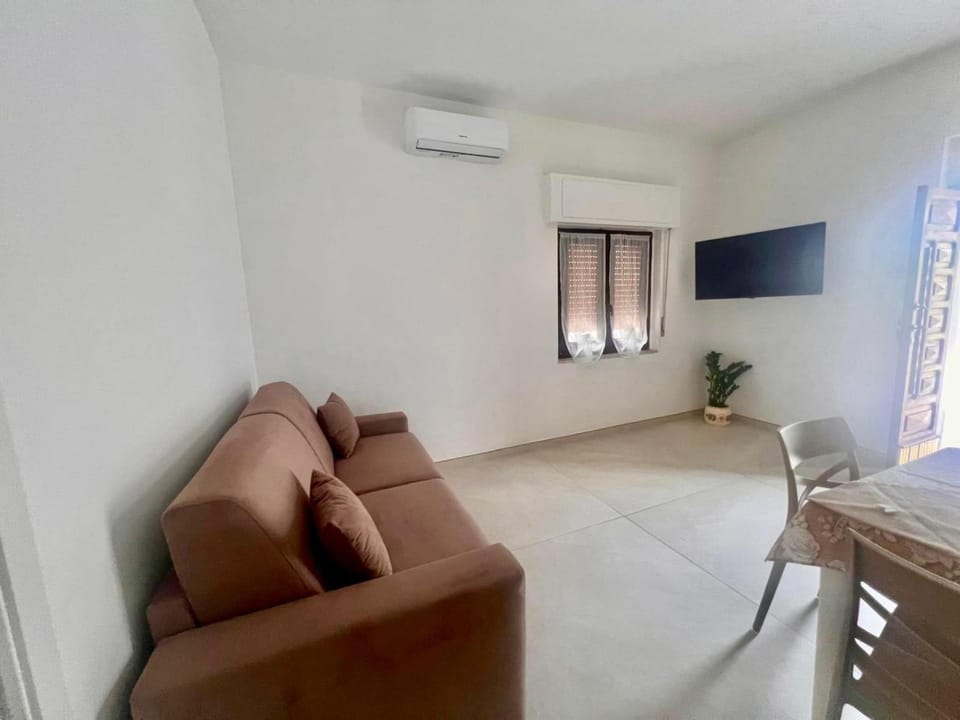 Living room, Seating area, Dining area, air conditioner