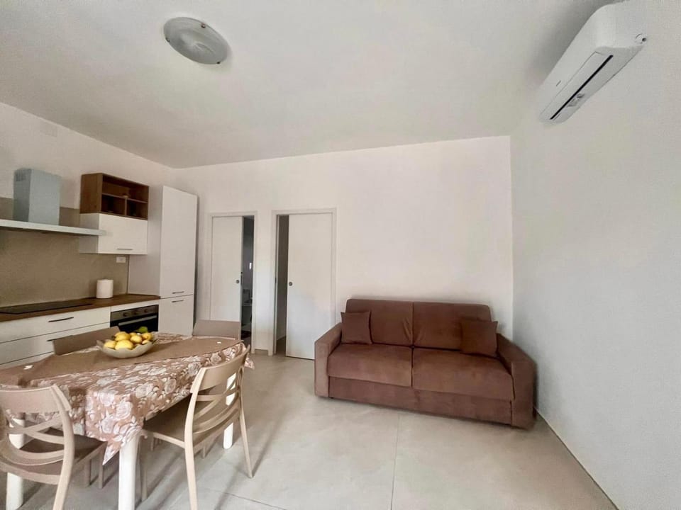 Bed, Kitchen or kitchenette, Living room, Seating area, Dining area