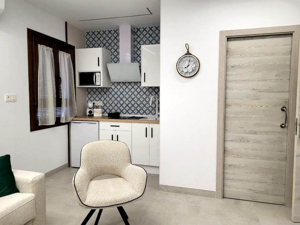 Kitchen or kitchenette, Dining area, stove