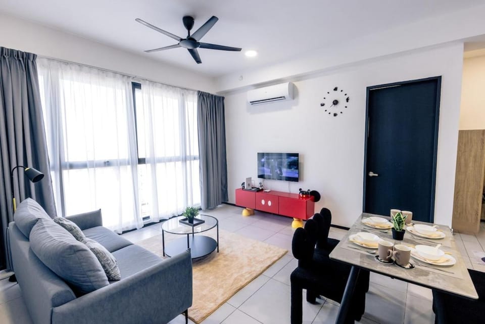 Breezy Urban 6pax SeaView InfinityPool Georgetown Apartment in George Town