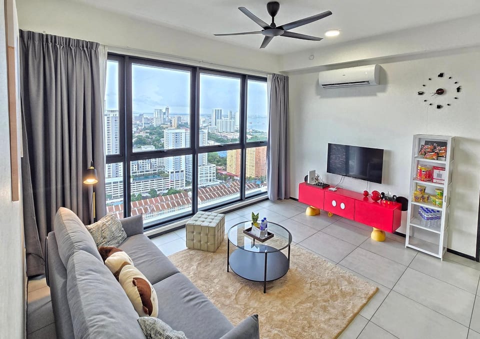 Breezy Urban 6pax SeaView InfinityPool Georgetown Apartment in George Town