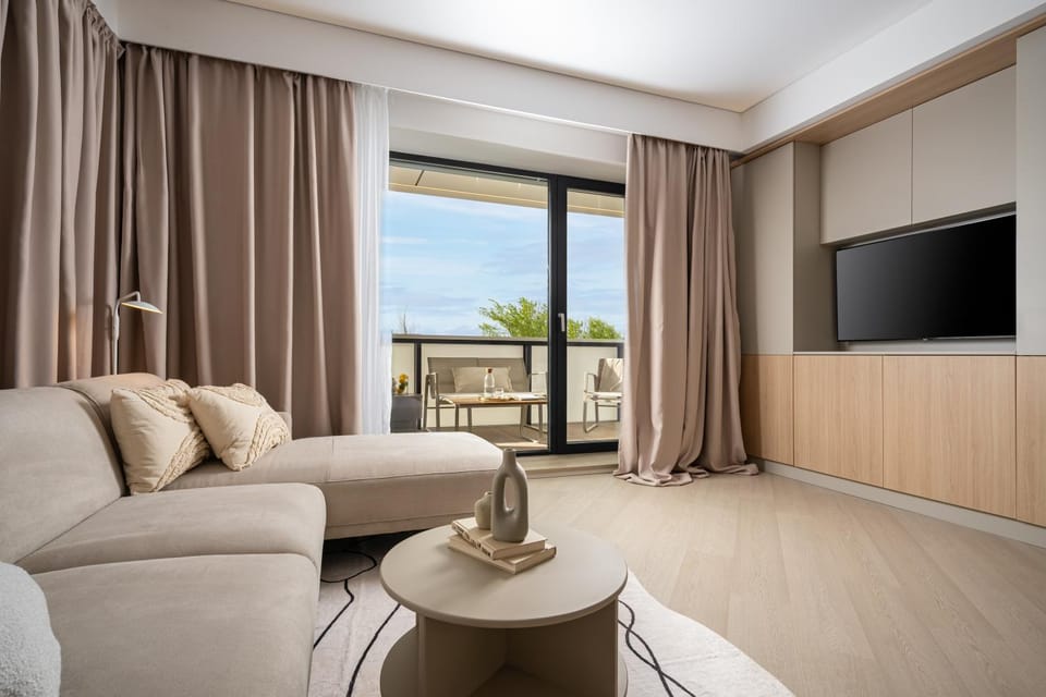 Communal lounge/ TV room, Natural landscape, TV and multimedia, Living room, Seating area, Evening entertainment