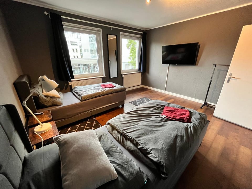 Bed, TV and multimedia, Bedroom
