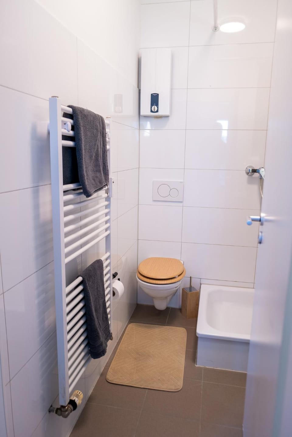 Toilet, towels