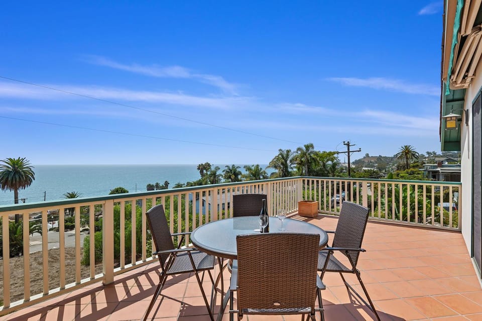 Blue Ocean View Retreat - Minutes to Beach House in Summerland