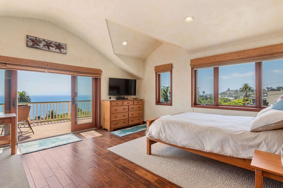 Blue Ocean View Retreat - Minutes to Beach House in Summerland