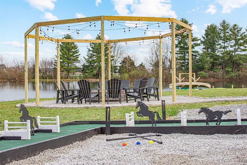 Heated Pool, Hot Tub, Mini Golf, Theater-Sleeps 28 House in Frankfort