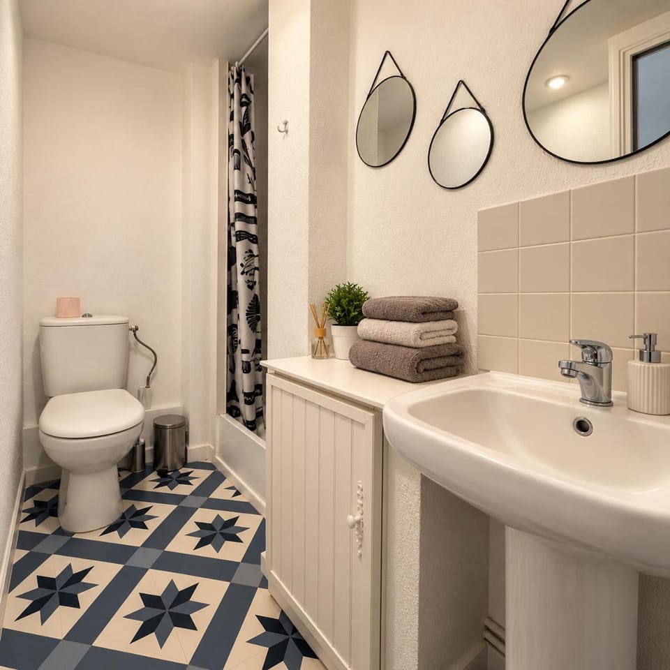 Shower, Toilet, Bathroom, Bath, towels