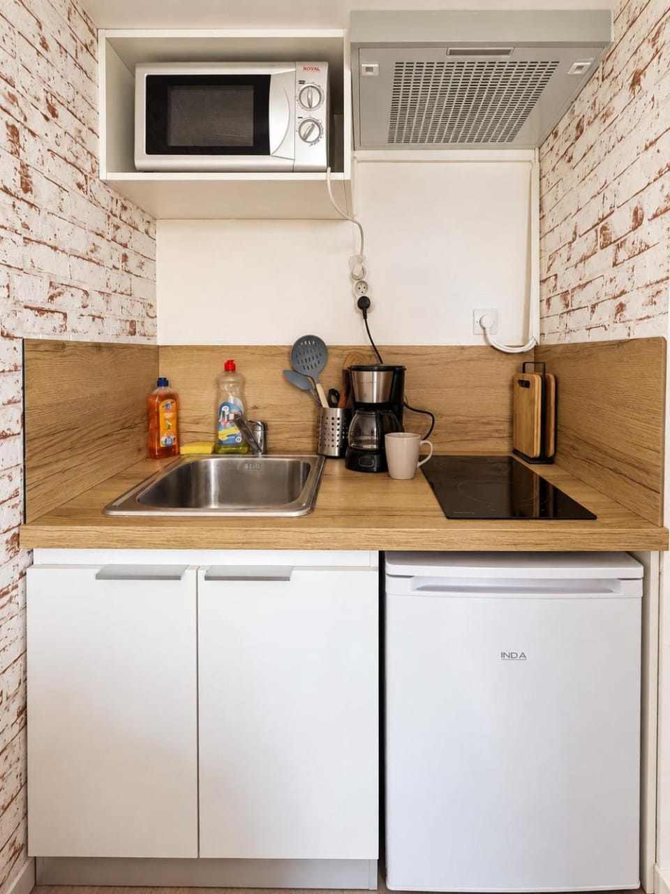 Coffee/tea facilities, Kitchen or kitchenette, stove