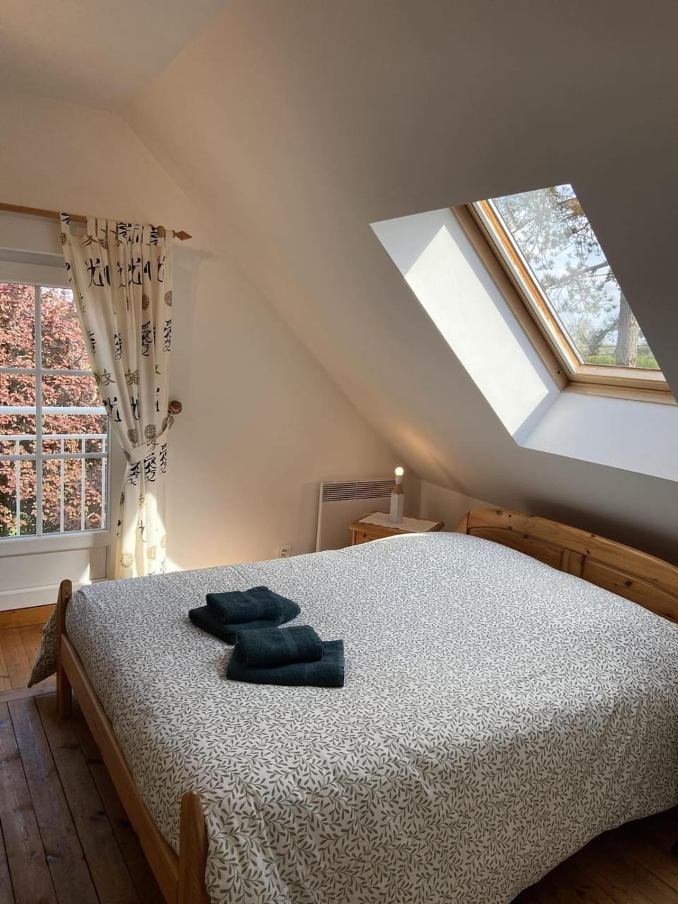Bed, Photo of the whole room, Bedroom, towels