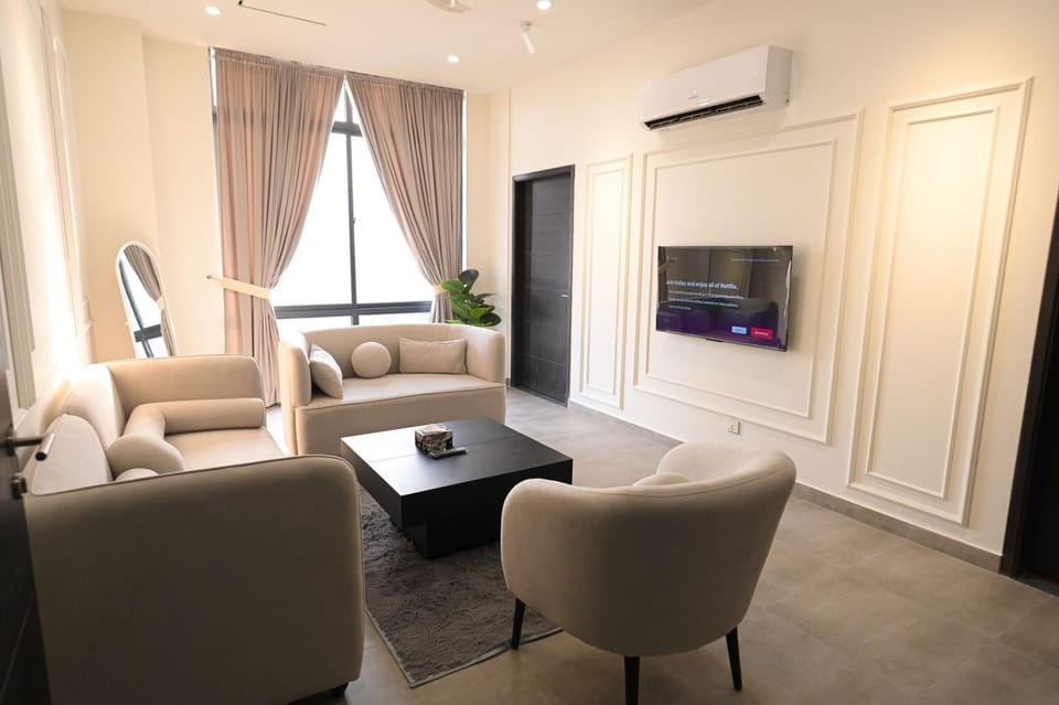 Communal lounge/ TV room, TV and multimedia, Living room, Seating area, Evening entertainment, air conditioner