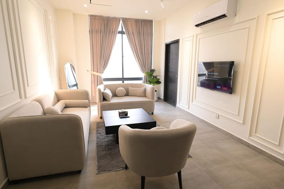 Communal lounge/ TV room, TV and multimedia, Living room, Seating area, Evening entertainment, air conditioner