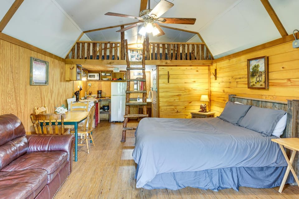 'Cedar Falls Cabin 3' Next to Turner Falls Park Cabin in Davis