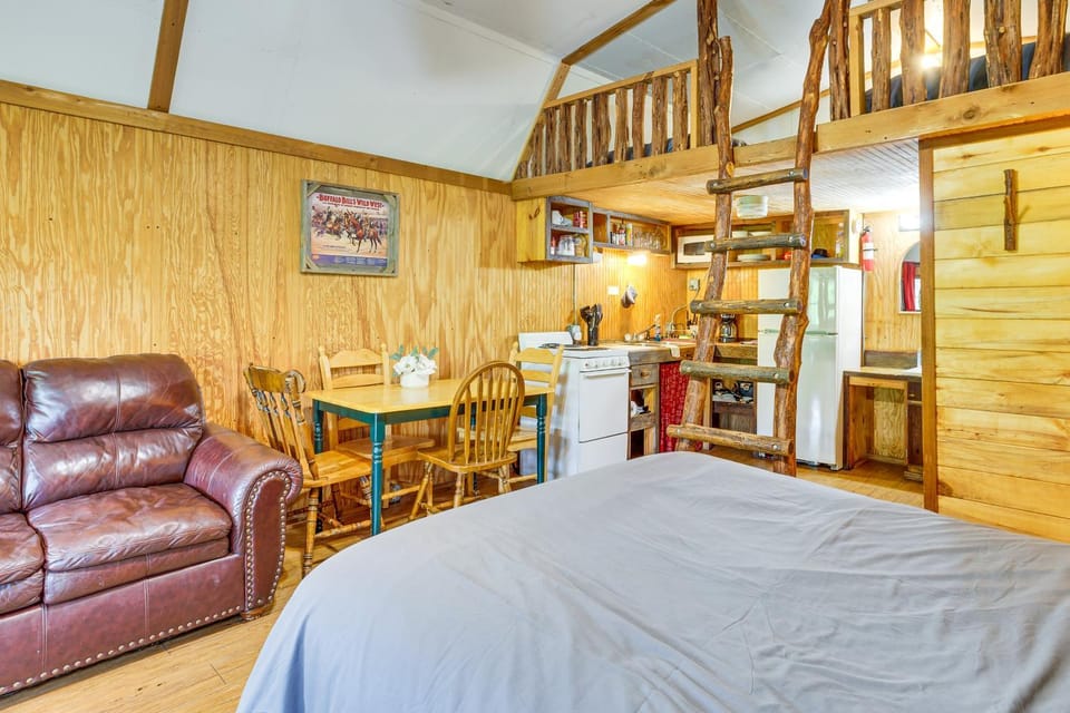 'Cedar Falls Cabin 3' Next to Turner Falls Park Cabin in Davis