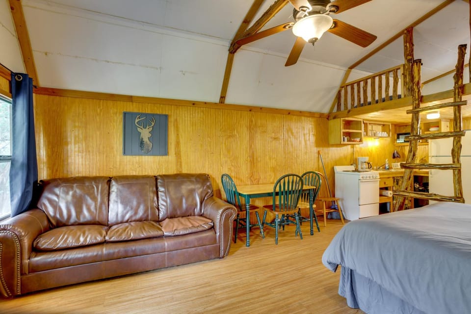 Cedar Falls Cabin 2: Family Getaway By Honey Creek Cabin in Davis