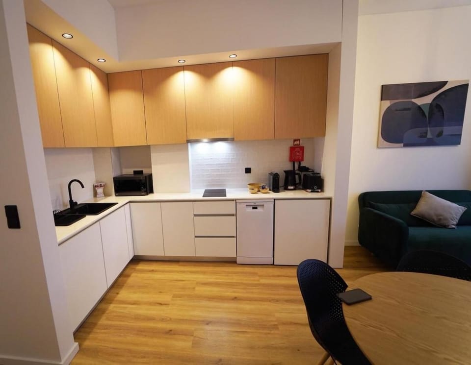 Kitchen or kitchenette, dishwasher, stove