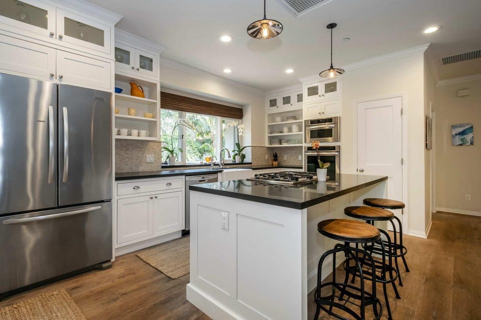 Majestic Montecito - Luxurious Getaway & Hot Tub House in Montecito