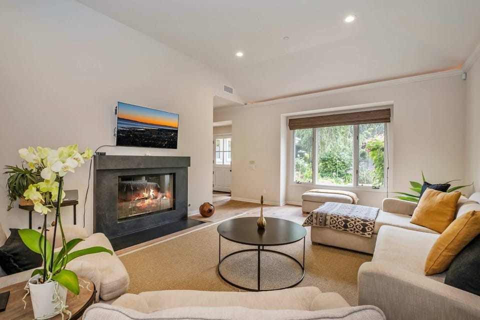 Majestic Montecito - Luxurious Getaway & Hot Tub House in Montecito