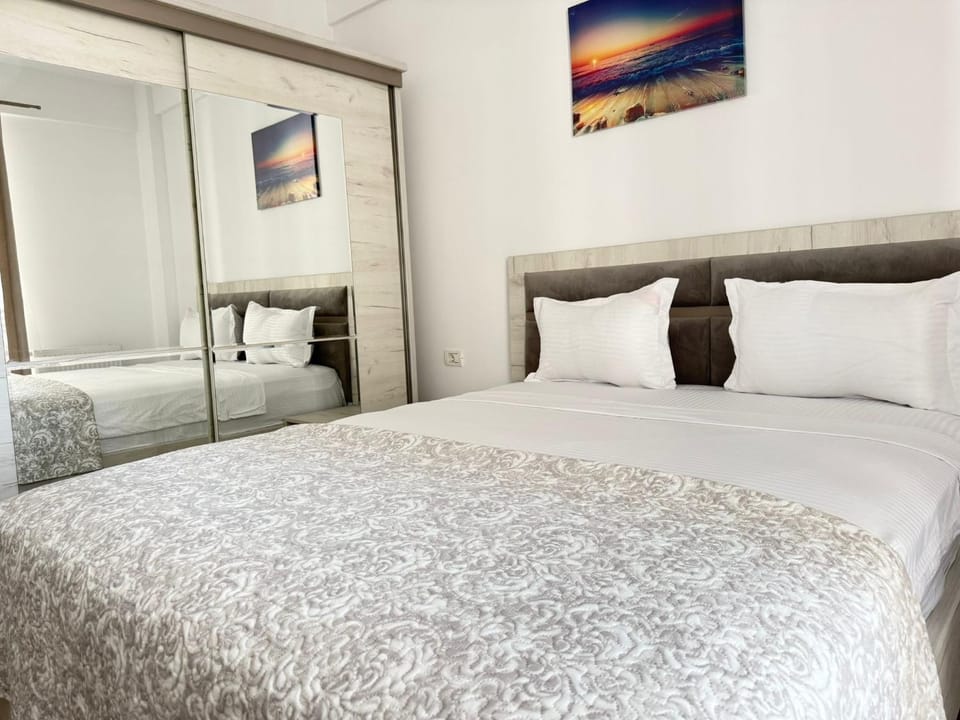 Bed, Photo of the whole room, Seating area, Bedroom