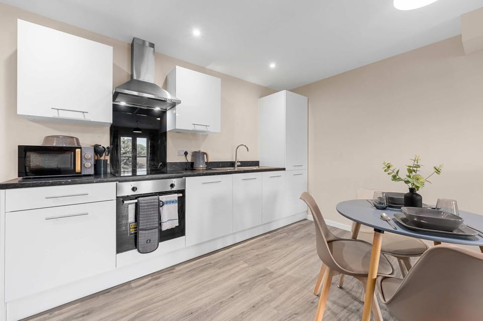 2 Bed City Centre Flat Balcony Free Parking Apartment in Salford