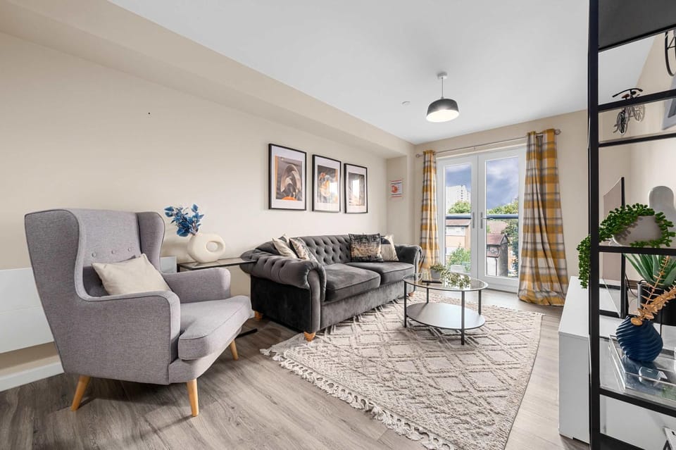 2 Bed City Centre Flat Balcony Free Parking Apartment in Salford