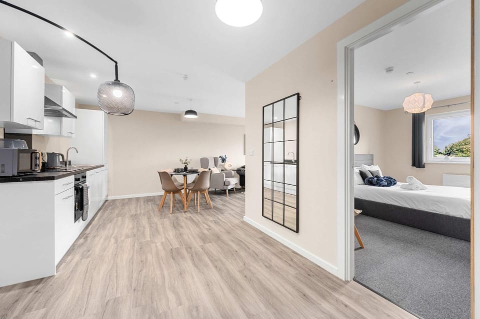2 Bed City Centre Flat Balcony Free Parking Apartment in Salford