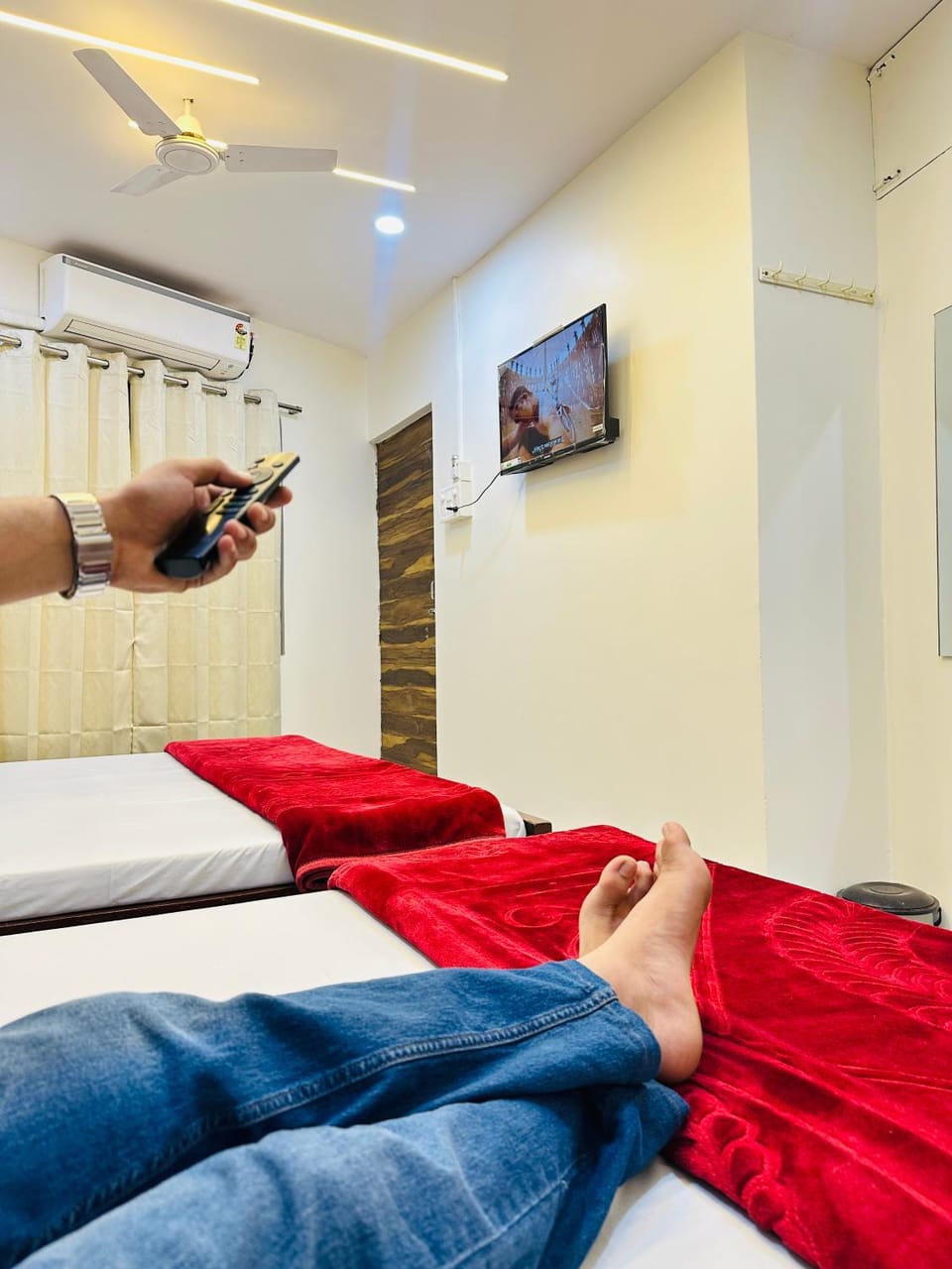Bed, TV and multimedia, Photo of the whole room, Seating area, Evening entertainment, Bedroom, air conditioner