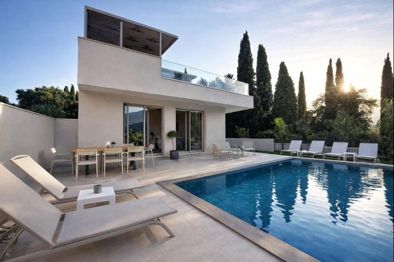 Property building, Swimming pool, sunbed