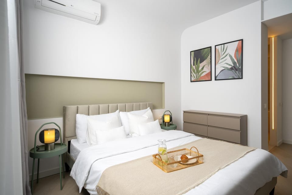 Bed, Photo of the whole room, Seating area, Bedroom, air conditioner