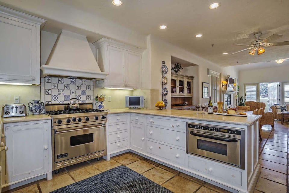 Luxurious Mykonos in Santa Barbara with Outdoor Deck Short Bike Ride to Beach House in Santa Barbara