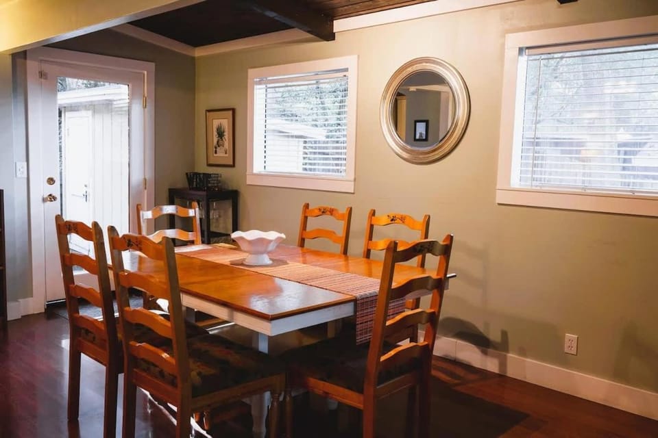 River Retreat - Hot Tub And Tastings Included House in Healdsburg