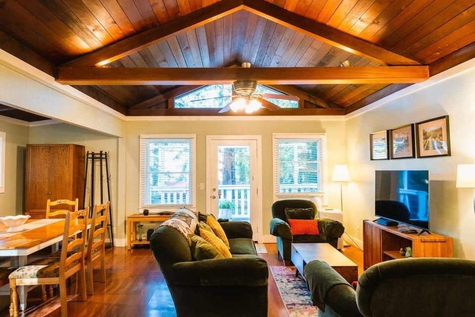 River Retreat - Hot Tub And Tastings Included House in Healdsburg