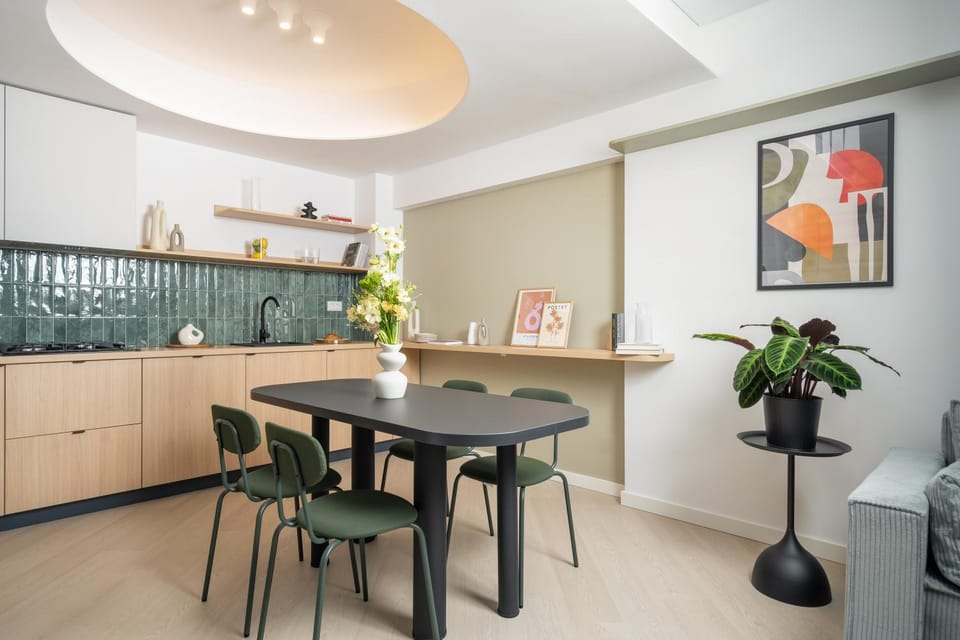 Kitchen or kitchenette, Dining area