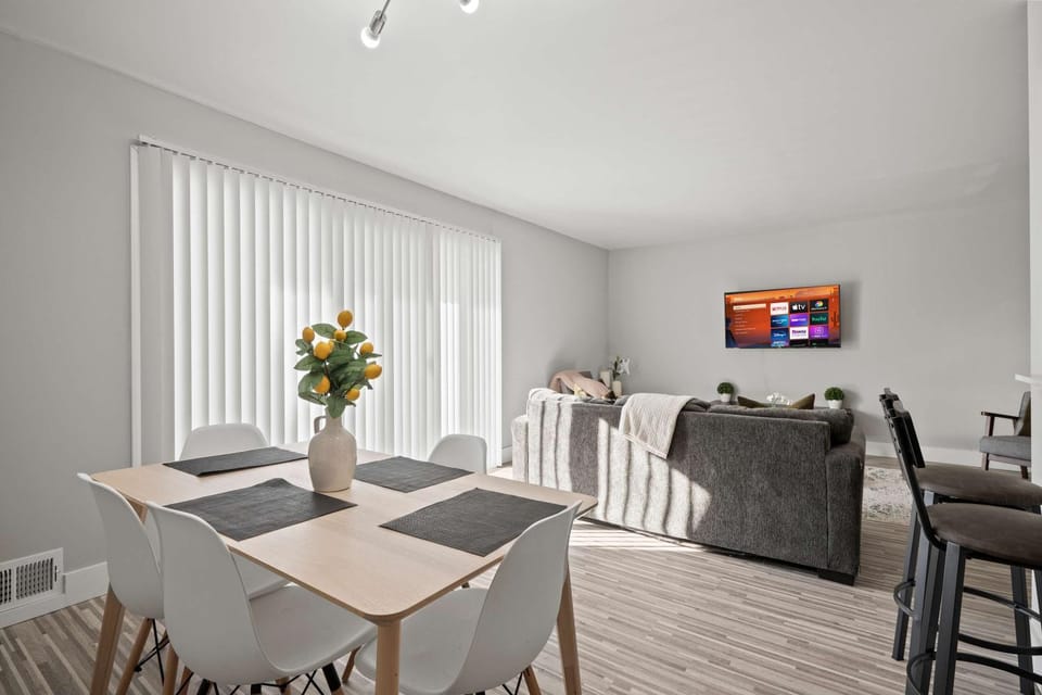 Stylish & Modern Unit Prime Location & Comfort Apartment in Rochester