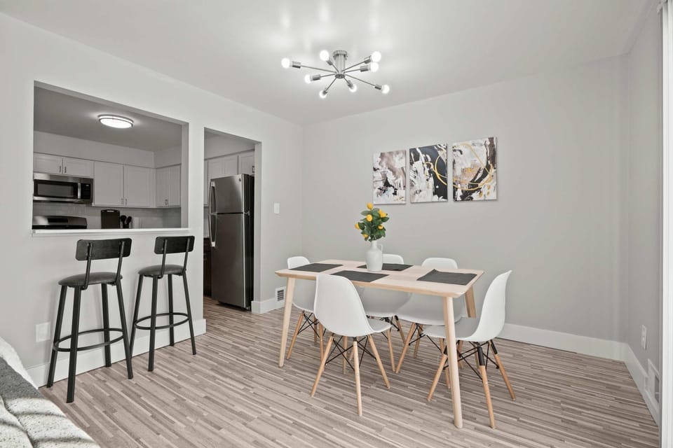 Stylish & Modern Unit Prime Location & Comfort Apartment in Rochester