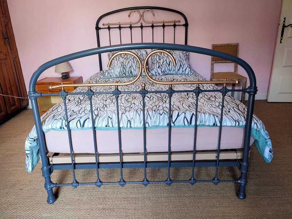 Bed, Seating area, Bedroom