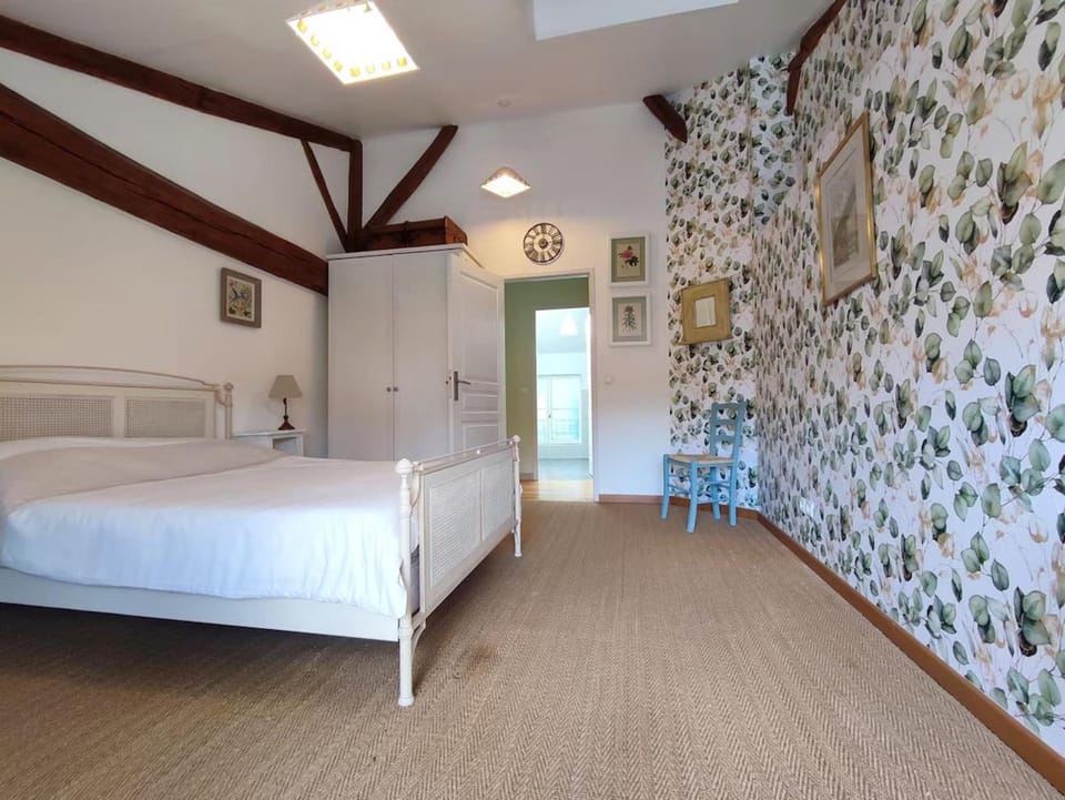 Bed, Seating area, Bedroom, wardrobe