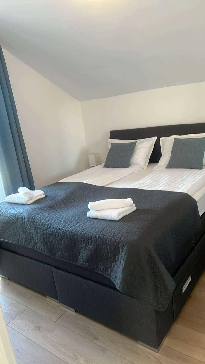 Bed, Photo of the whole room, Bedroom, towels