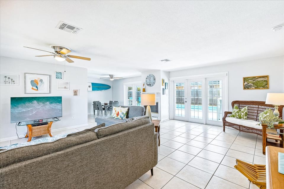 TV and multimedia, Living room, Seating area, Dining area